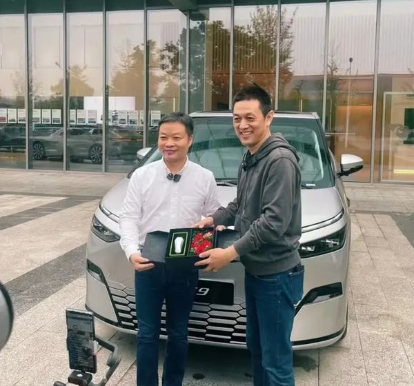 小米SU7真能颠覆市场？李斌雷军自拍事件深度解析电动汽车新战局